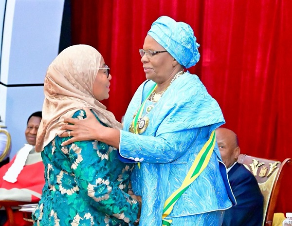 Tanzanian President Samia Suluhu Hassan with her Namibian counterpart, Ndemupelila Netumbo Nandi-Ndaitwah