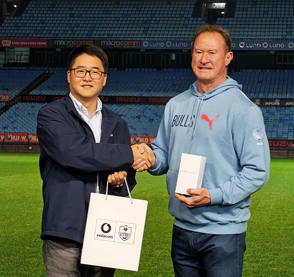 HONOR CEO, Fred Zhou (left) and President of the Blue Bulls, Willem Straus