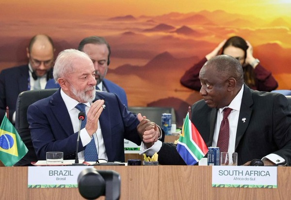 South African President Cyril Ramaphosa (right) with host Brazilian President Luiz Lula da Silva