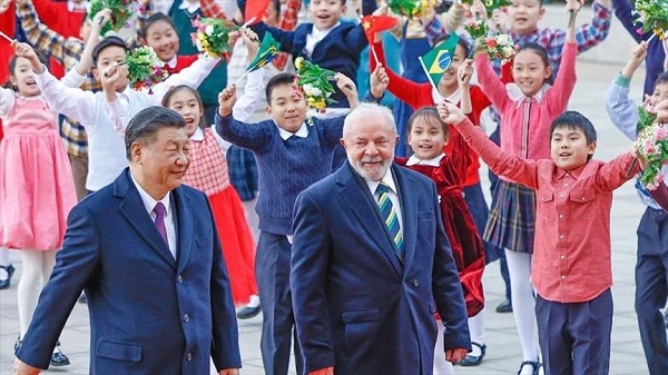 Chinese President Xi Jinping with his Brazilian counterpart Luiz Inacio Lula da Silva