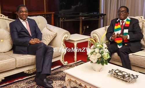 Zimbabwean President Emmerson Mnangagwa (right) with his Zambian counterpart Hakainde Hichilema